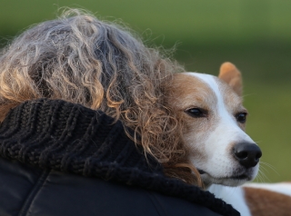 Elke mit dem Hund Alberto